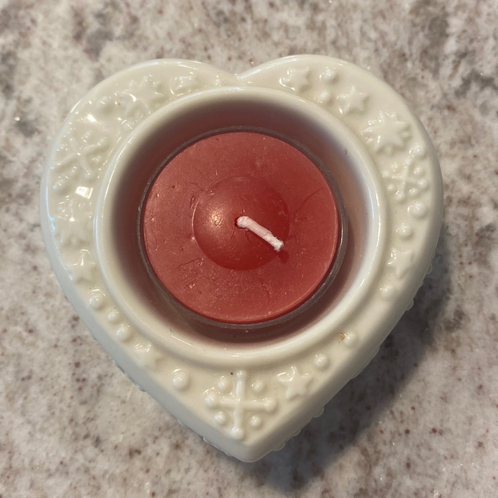 Lenox Yuletide glowlites heart tea light candle holder. NWT